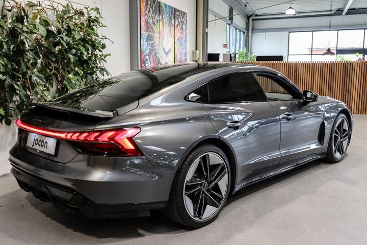 Grå Audi e-tron GT fra 2023