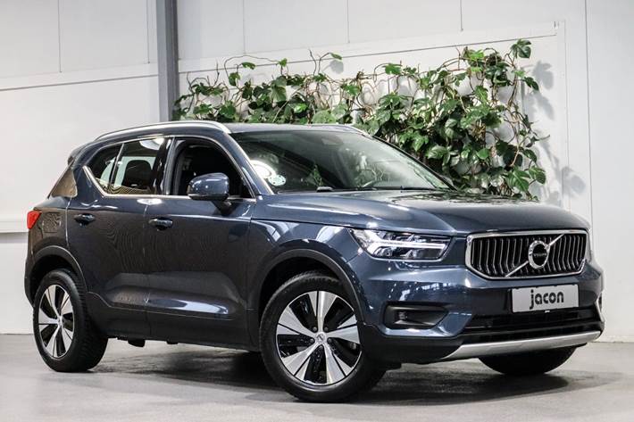 Blå Volvo XC40 fra 2021 set udefra