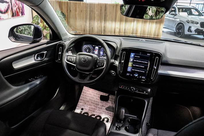 Blå Volvo XC40 fra 2021