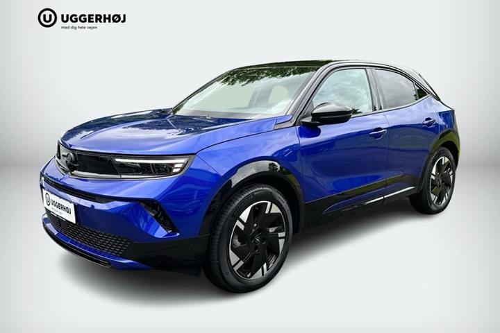 Blå Opel Mokka-e fra 2025 set udefra