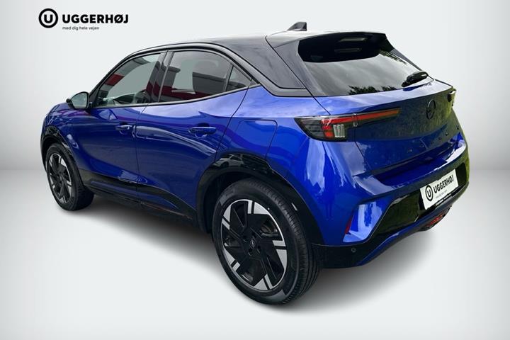 Blå Opel Mokka-e fra 2025