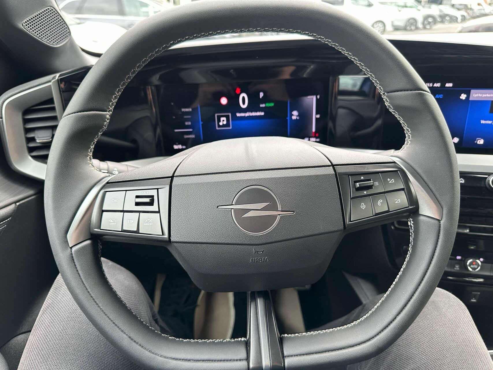 Blå Opel Mokka-e fra 2025