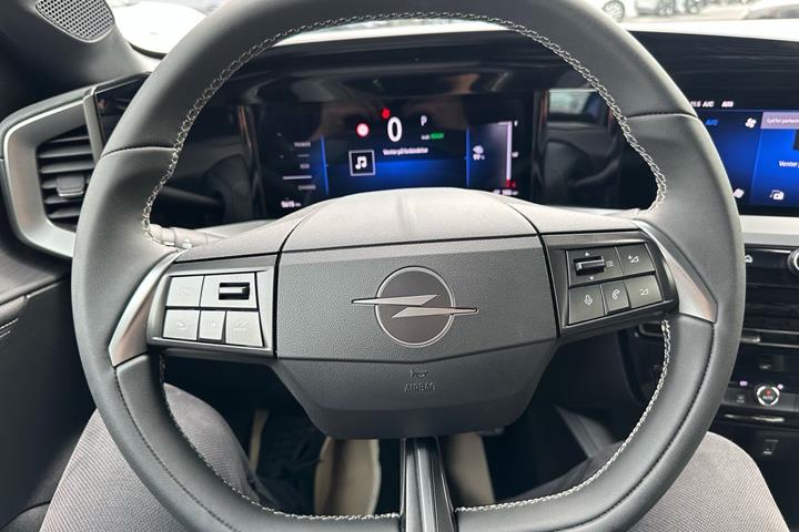 Blå Opel Mokka-e fra 2025