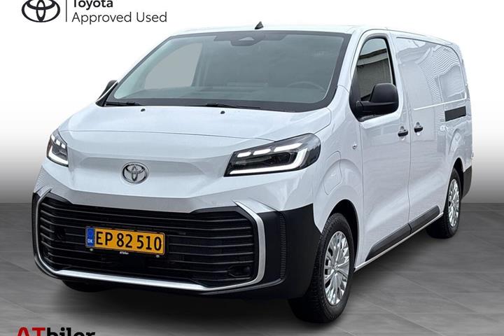 Hvid Toyota ProAce fra 2025 set udefra