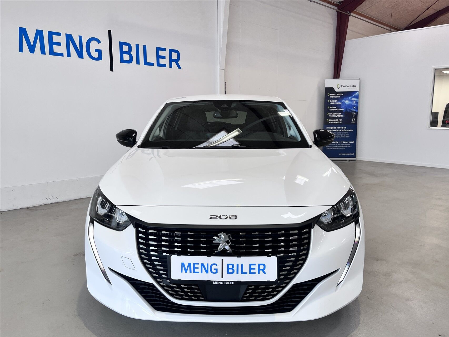 Hvid Peugeot 208 fra 2023 set udefra