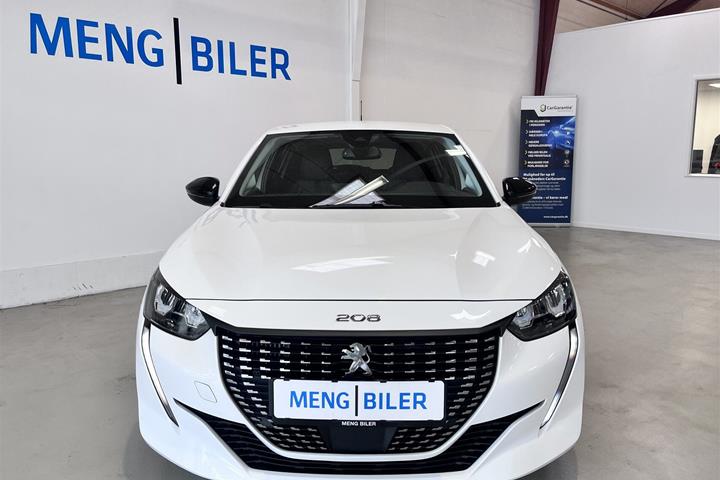 Hvid Peugeot 208 fra 2023 set udefra