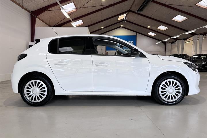 Hvid Peugeot 208 fra 2023