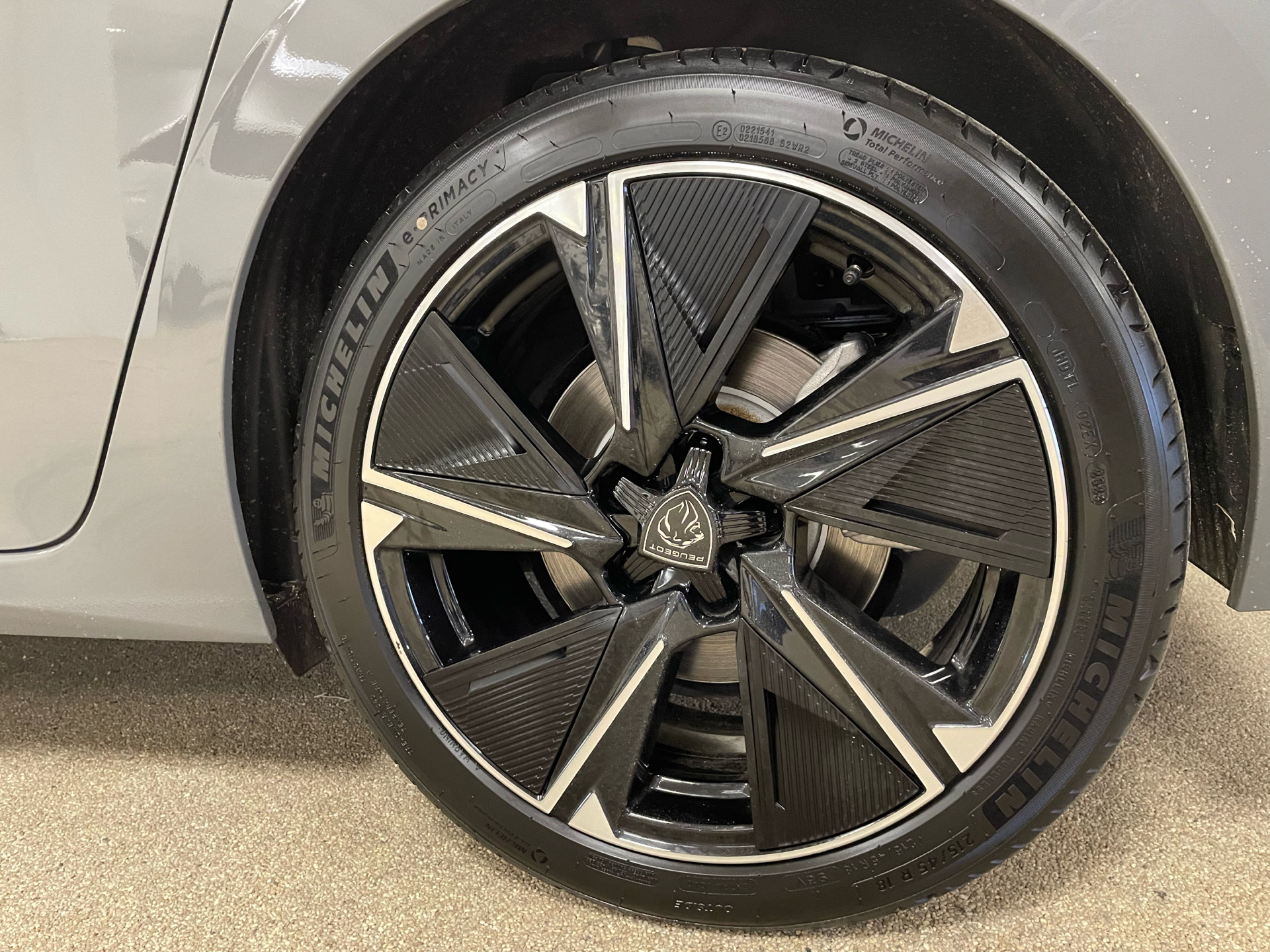 Grå Peugeot E-308 fra 2024