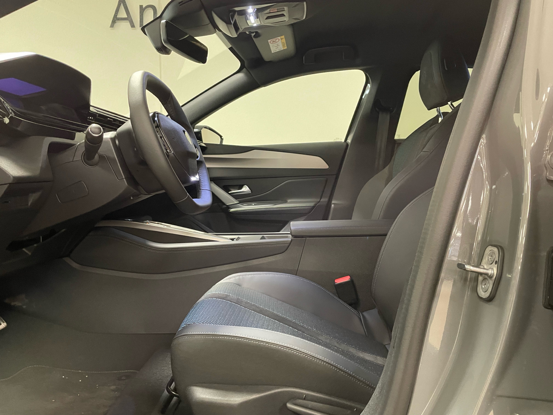 Grå Peugeot E-308 fra 2024