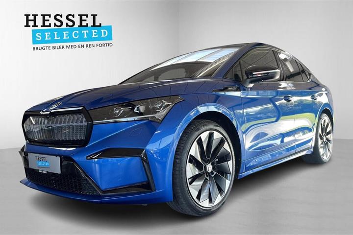 Blå Skoda Enyaq fra 2024 set udefra