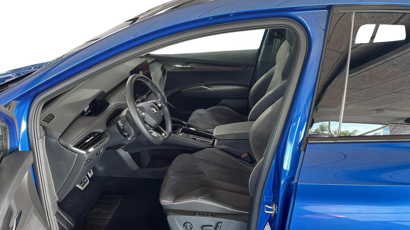 Blå Skoda Enyaq fra 2024