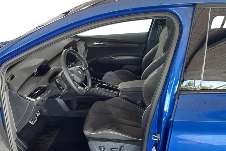 Blå Skoda Enyaq fra 2024