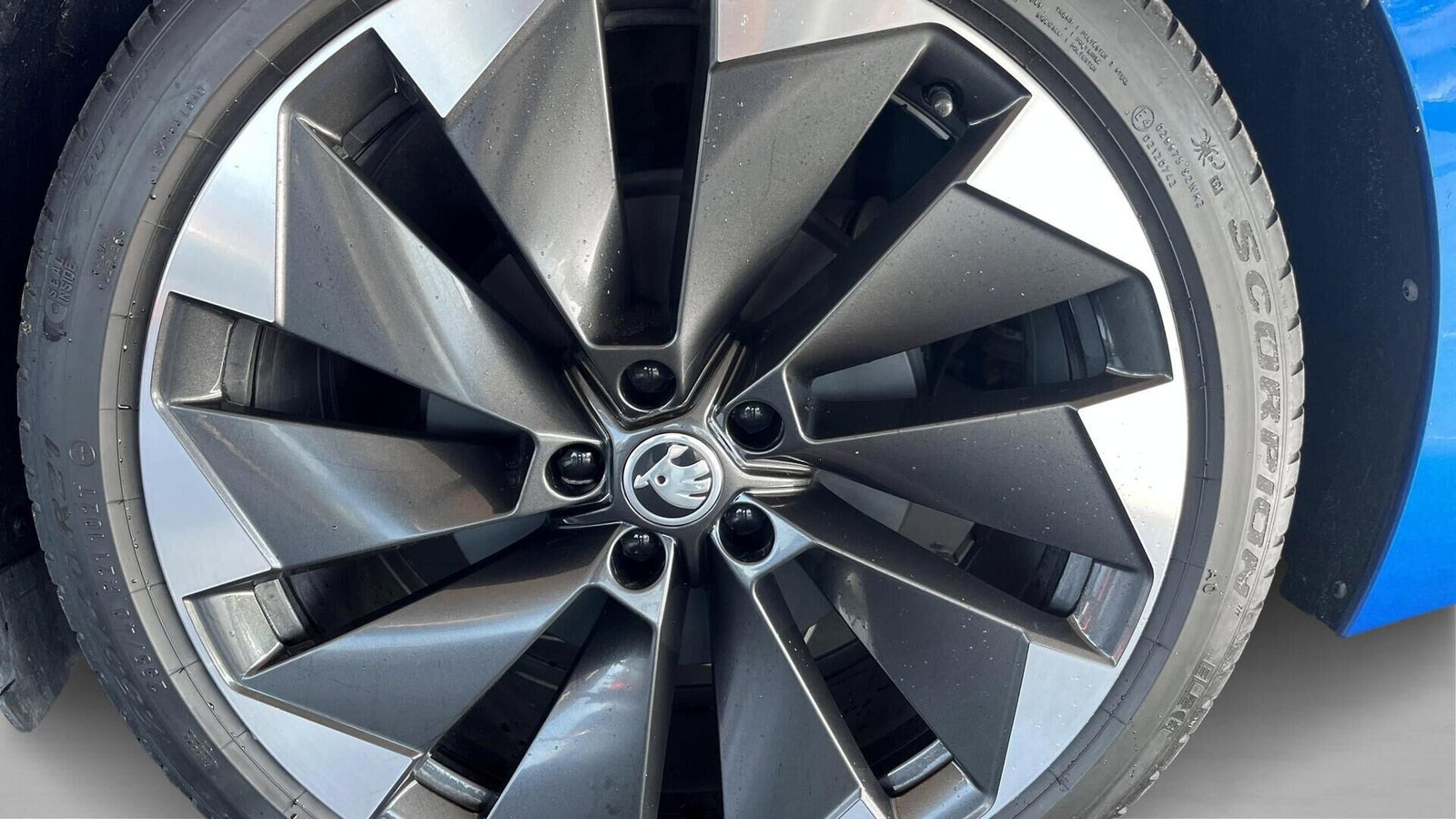 Blå Skoda Enyaq fra 2024