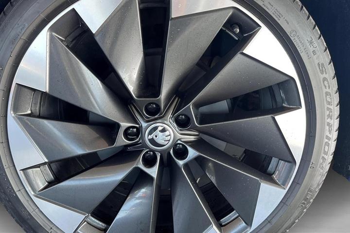 Blå Skoda Enyaq fra 2024