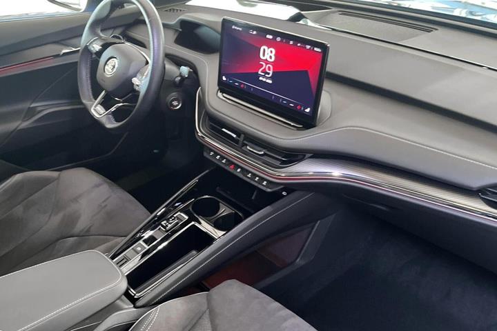 Blå Skoda Enyaq fra 2024