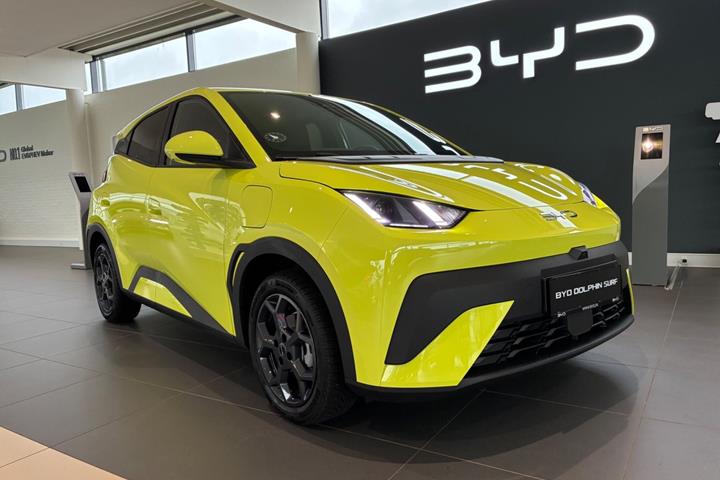 Grøn BYD Dolphin Surf fra 2025 set udefra