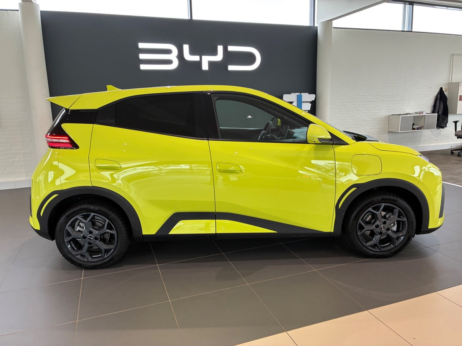 Grøn BYD Dolphin Surf fra 2025 set udefra