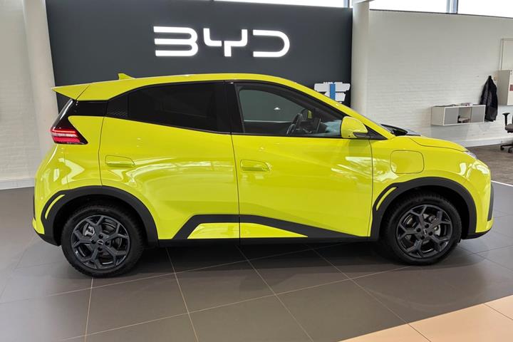 Grøn BYD Dolphin Surf fra 2025 set udefra
