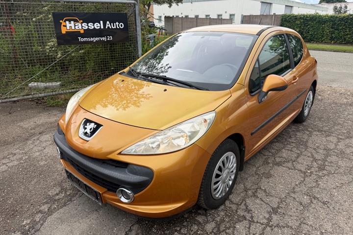 Grøn Peugeot 207 fra 2006 set udefra