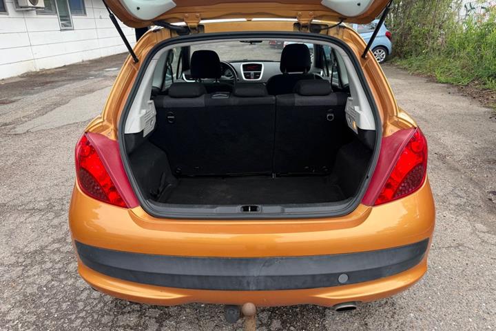Grøn Peugeot 207 fra 2006