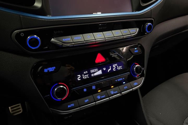 Blå Hyundai Ioniq fra 2017