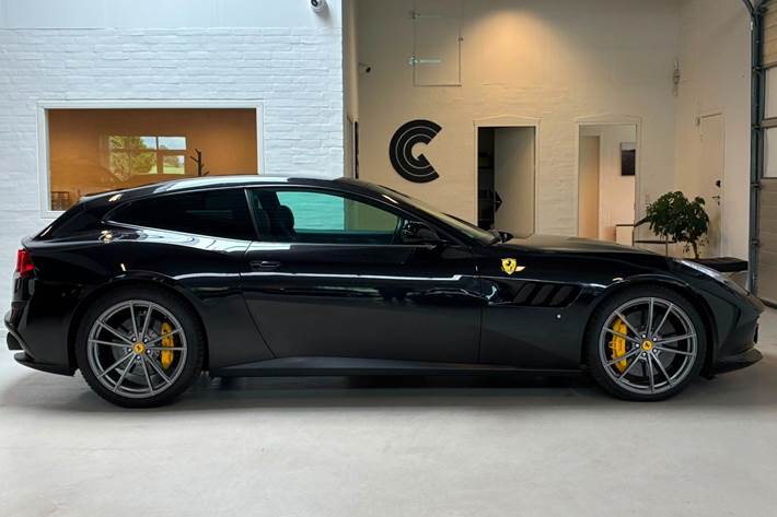 Sort Ferrari GTC4Lusso fra 2019