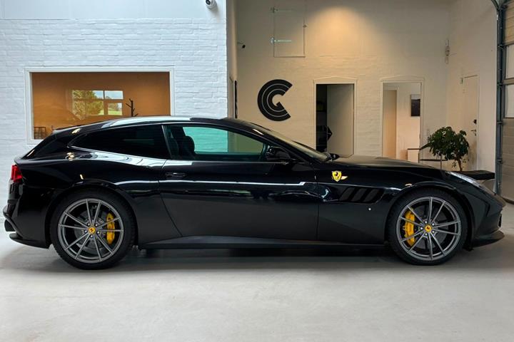 Sort Ferrari GTC4Lusso fra 2019 set udefra