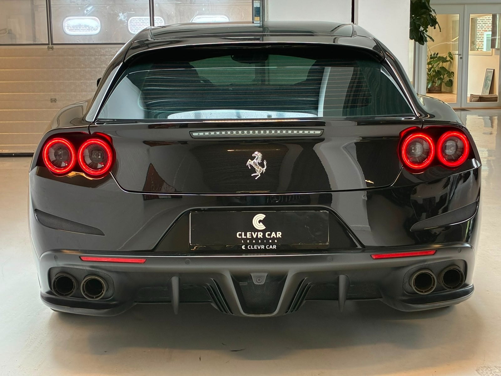 Sort Ferrari GTC4Lusso fra 2019 set udefra