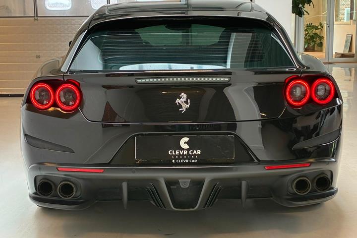 Sort Ferrari GTC4Lusso fra 2019 set udefra