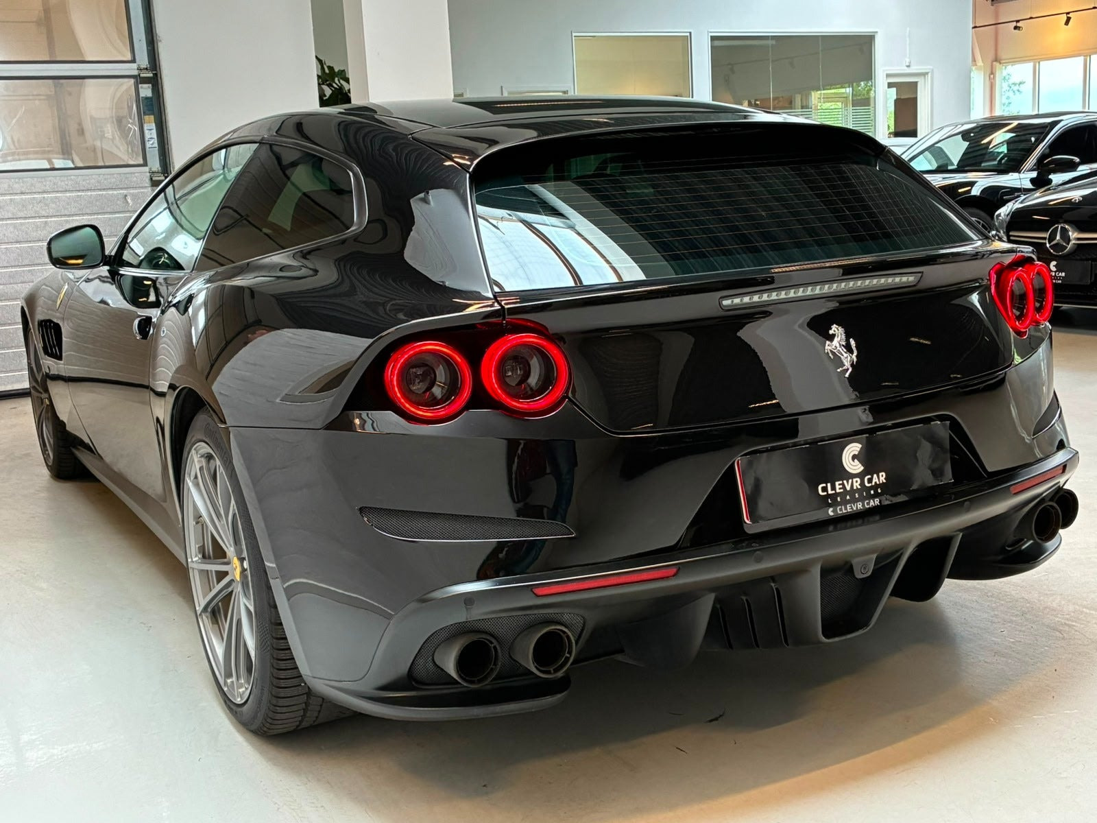 Sort Ferrari GTC4Lusso fra 2019 set udefra
