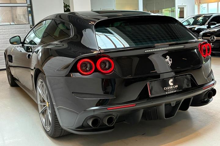 Sort Ferrari GTC4Lusso fra 2019 set udefra