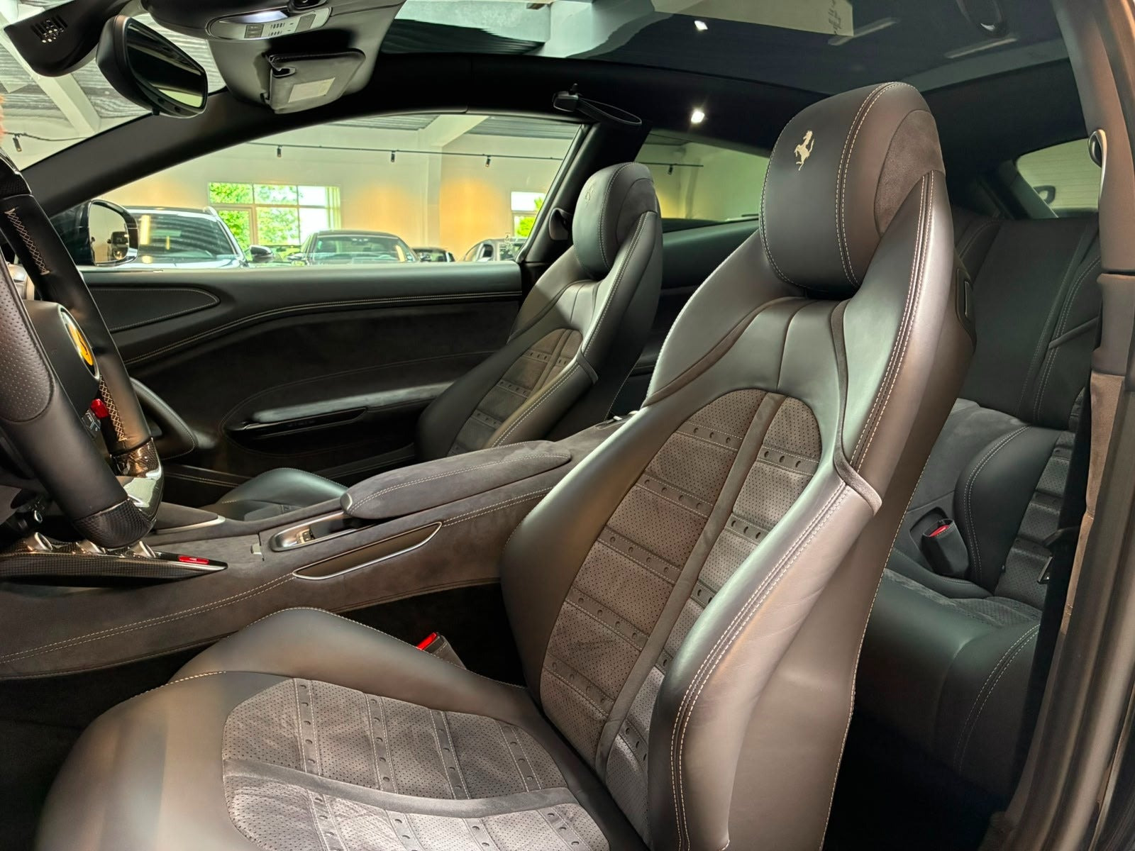 Sort Ferrari GTC4Lusso fra 2019 set indefra