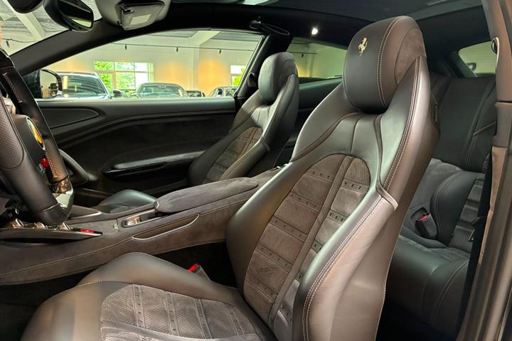 Sort Ferrari GTC4Lusso fra 2019 set indefra