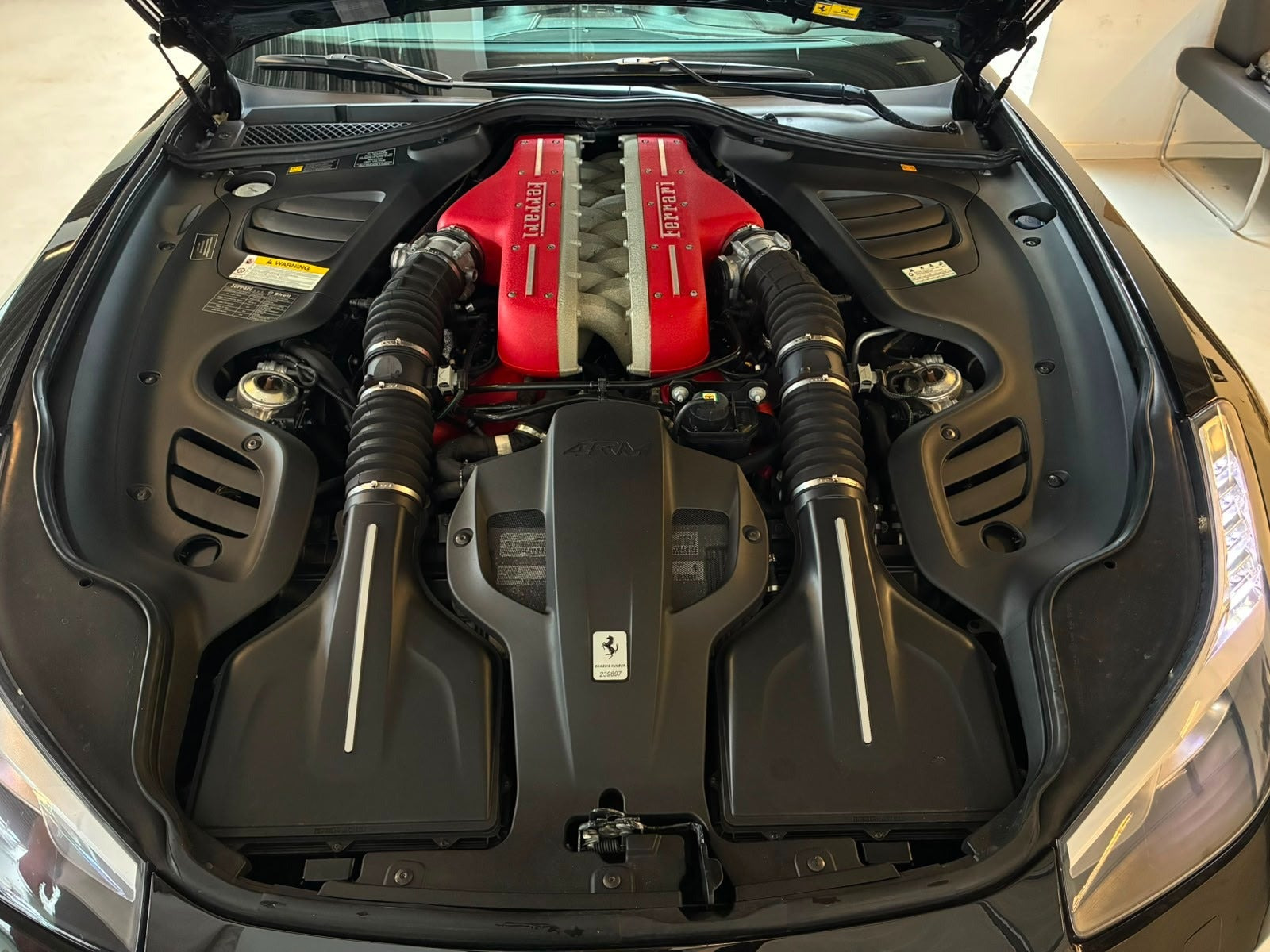 Sort Ferrari GTC4Lusso fra 2019