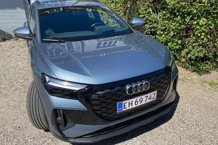 Blå Audi Q4 e-tron fra 2022 set udefra