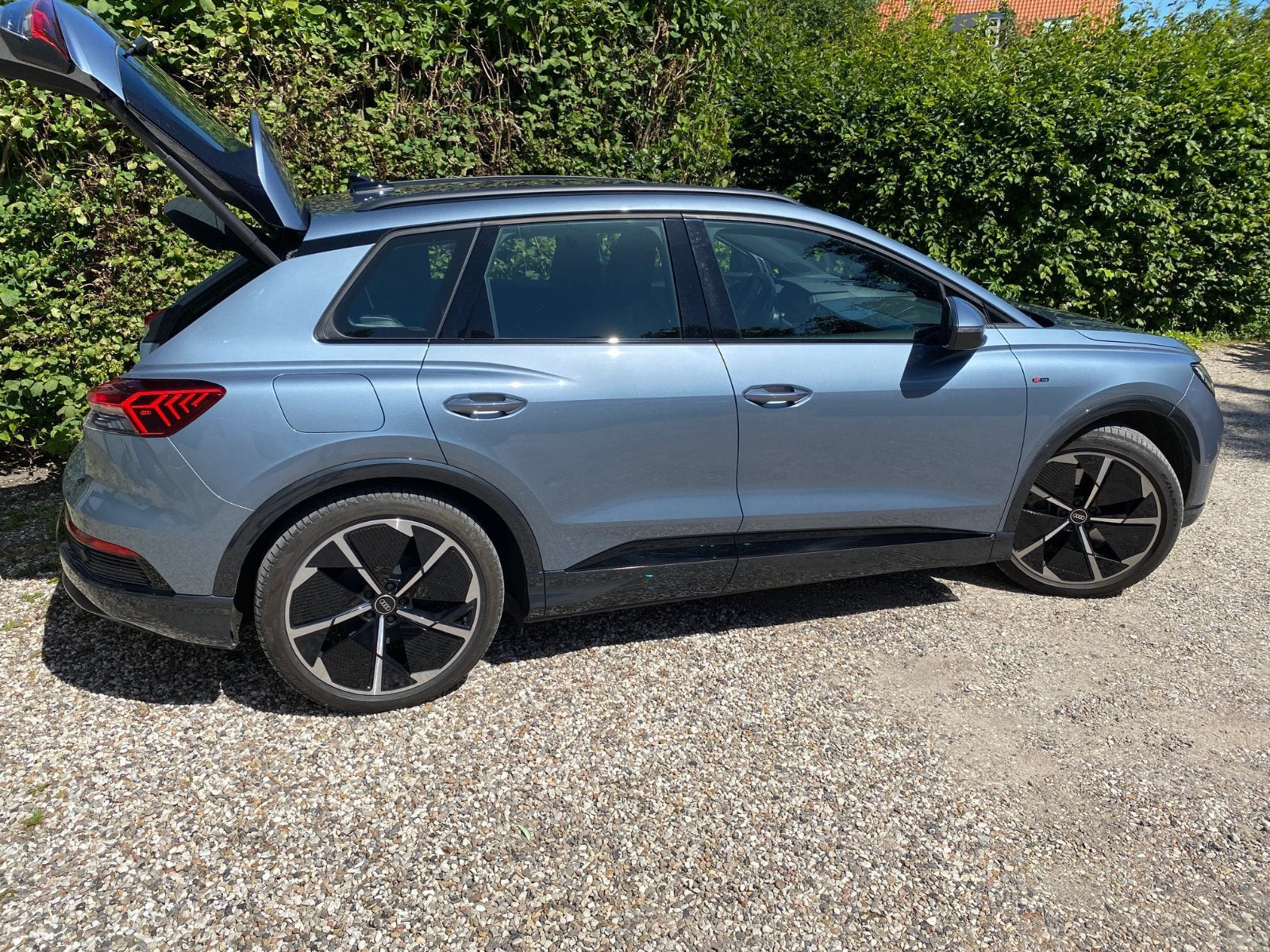 Blå Audi Q4 e-tron fra 2022