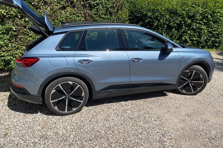 Blå Audi Q4 e-tron fra 2022