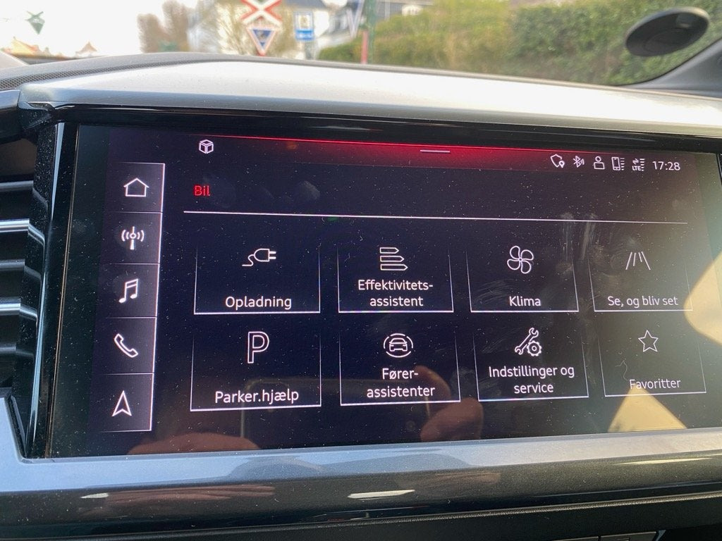 Blå Audi Q4 e-tron fra 2022