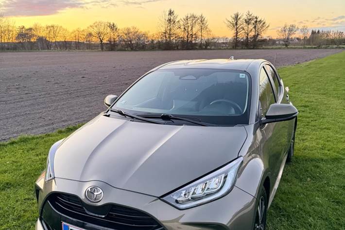 Grøn Toyota Yaris fra 2024