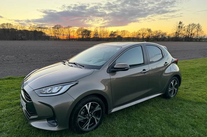 Grøn Toyota Yaris fra 2024