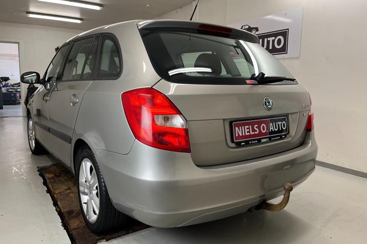 Orange Skoda Fabia fra 2009
