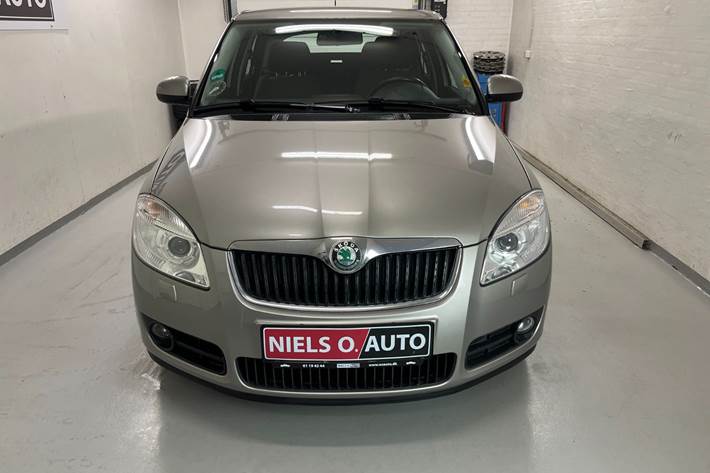 Orange Skoda Fabia fra 2009