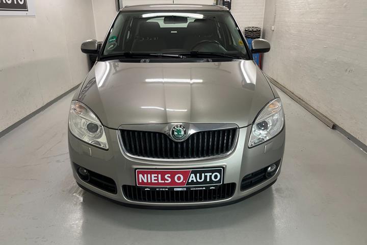 Orange Skoda Fabia fra 2009