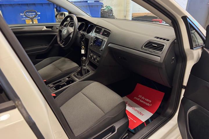 Hvid VW Golf VII fra 2015