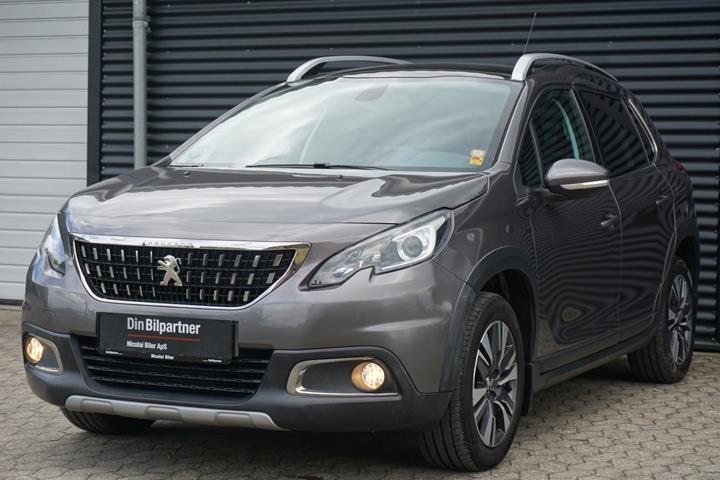 Grå Peugeot 2008 fra 2017 set udefra