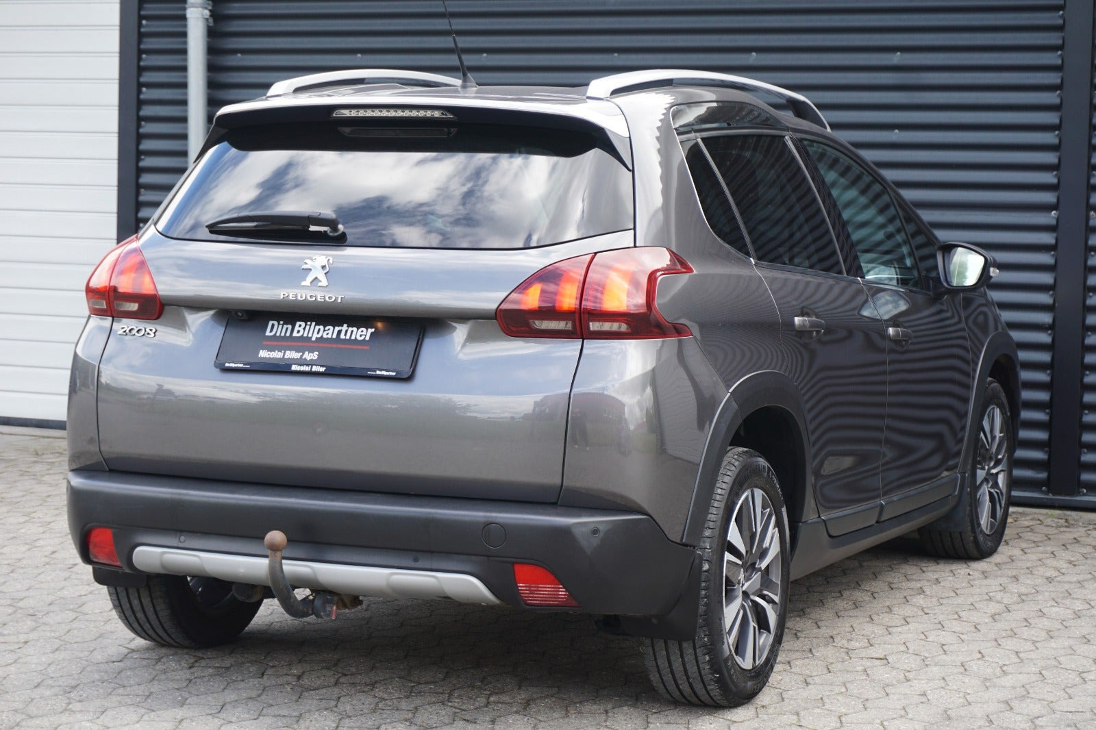 Grå Peugeot 2008 fra 2017