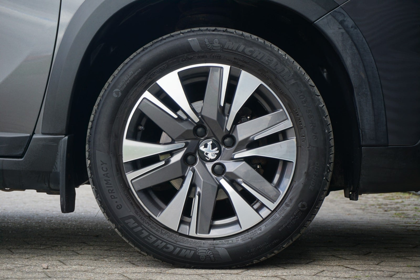 Grå Peugeot 2008 fra 2017