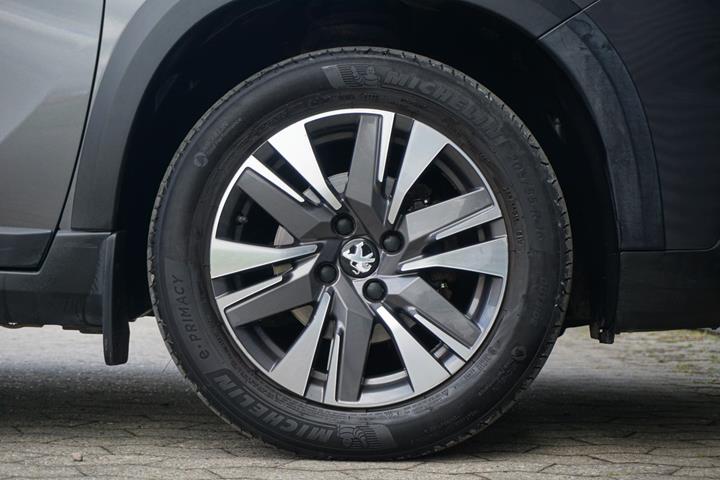 Grå Peugeot 2008 fra 2017