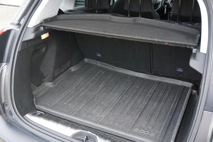 Grå Peugeot 2008 fra 2017
