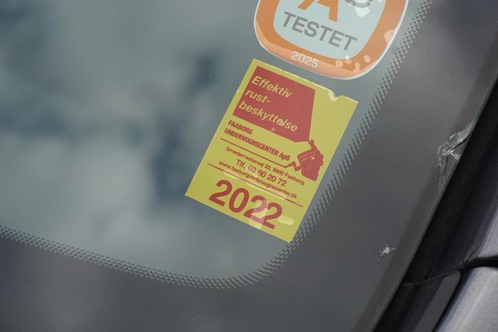 Grå Peugeot 2008 fra 2017
